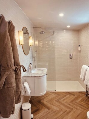 Shower, eco-friendly toiletries, hair dryer, towels - The Fuller's Shed All Weather Couples Rural Retreat with Private Hot tub (Dadlington)