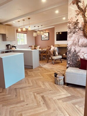 Smart TV, books - The Fuller's Shed All Weather Couples Rural Retreat with Private Hot tub (Dadlington)