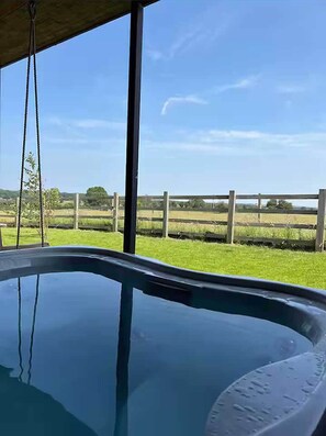 Outdoor spa tub - The Fuller's Shed All Weather Couples Rural Retreat with Private Hot tub (Dadlington)