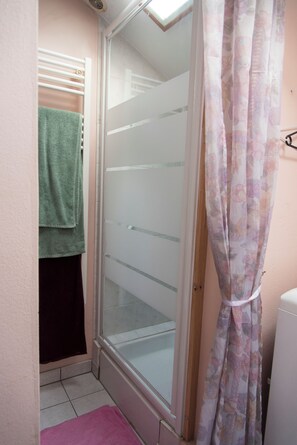 Douche, serviettes fournies, papier toilette