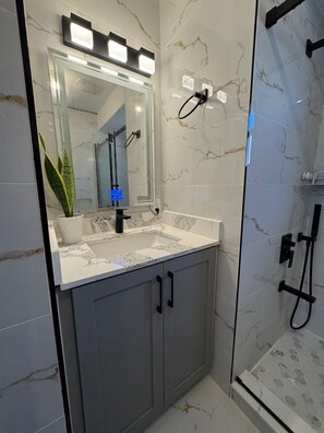 Dusche, Whirlpool, Haartrockner, Bidet