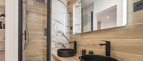Shower, hair dryer, towels