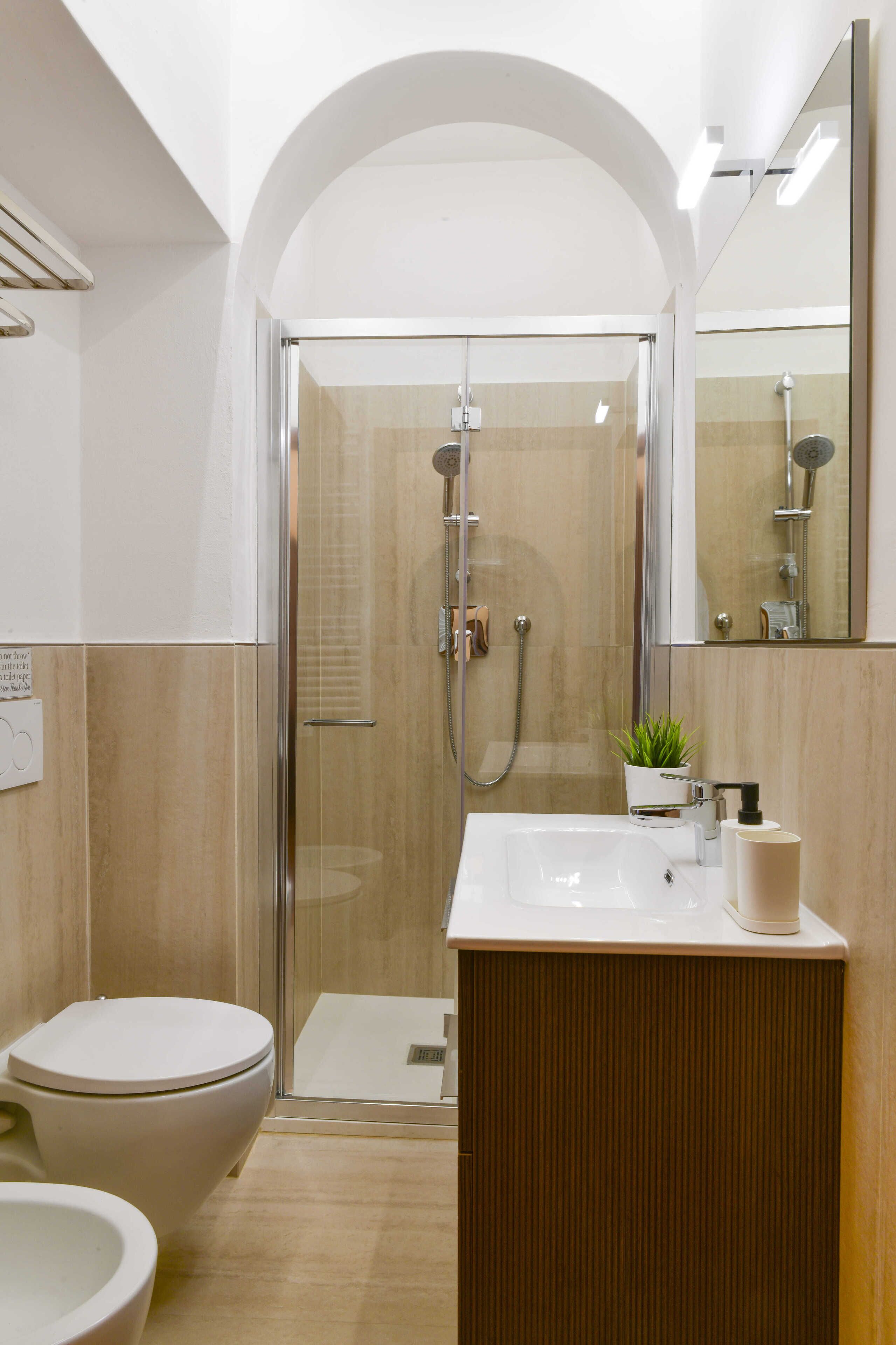 Douche, sèche-cheveux, bidet, serviettes fournies