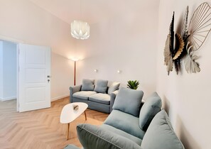 Quadrupla Deluxe, balcone, vista città | Area soggiorno