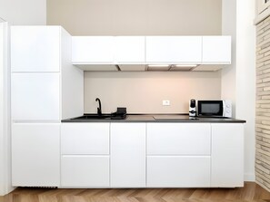 Jääkaappi, mikroaaltouuni, syöttötuoli