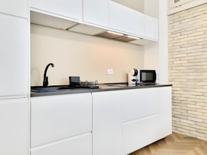 Refrigerador, microondas y periquera