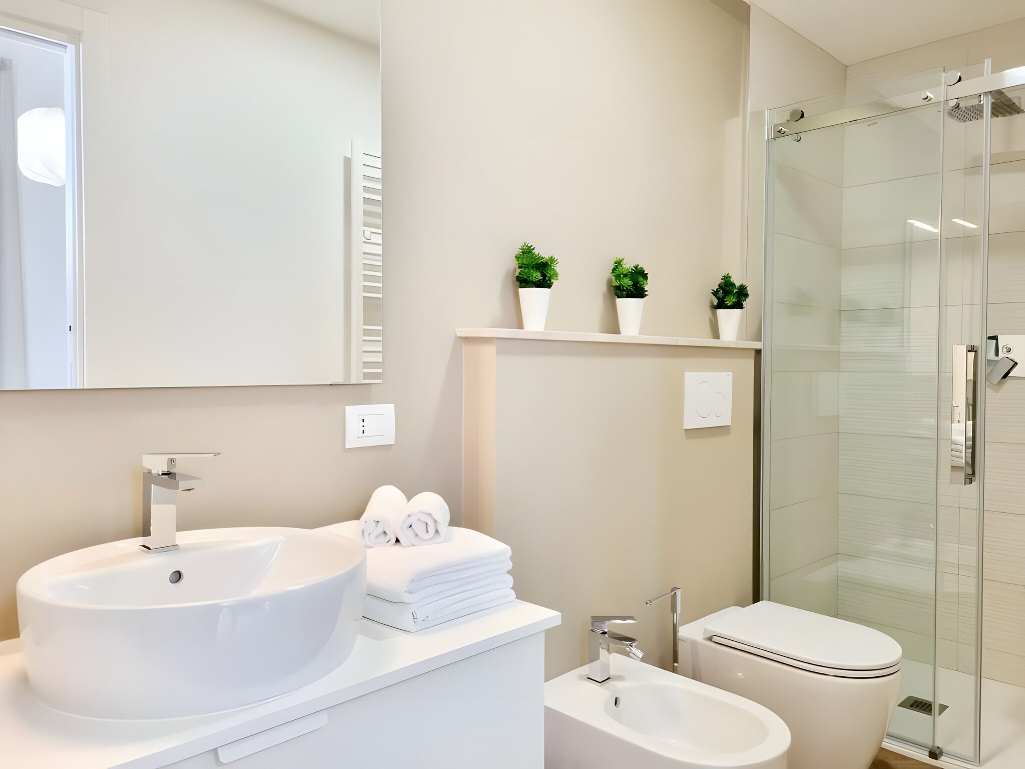 Deluxe Quadruple Room, Balcony, City View | Bathroom