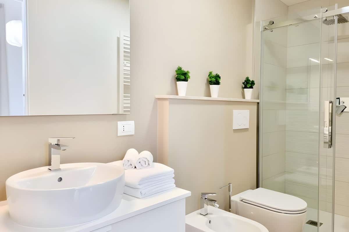 Habitación cuádruple Deluxe, balcón, vista a la ciudad | Baño