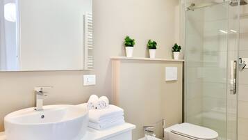 Quadrupla Deluxe, balcone, vista città | Bagno