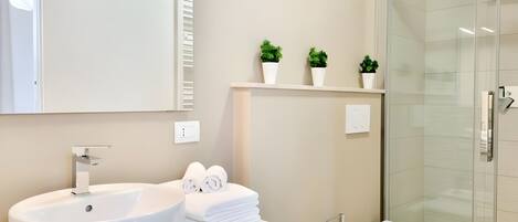 Habitación cuádruple Deluxe, balcón, vista a la ciudad | Baño