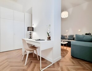 Neljän hengen deluxe-huone, parveke, kaupunkinäköala | Oleskelualue