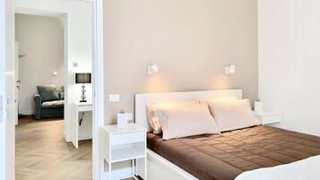 Deluxe-Vierbettzimmer, Balkon, Stadtblick | Kostenloses WLAN