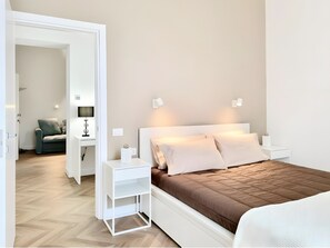 Deluxe Τετράκλινο Δωμάτιο, Μπαλκόνι, Θέα στην Πόλη | Δωρεάν Wi-Fi