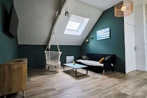 TV - En déplacement 10, les combles wifi gratuit (Tourcoing)