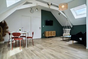 Dining - En déplacement 10, les combles wifi gratuit (Tourcoing)