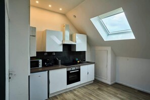 Fridge, microwave, coffee/tea maker, cookware/dishes/utensils - En déplacement 10, les combles wifi gratuit (Tourcoing)