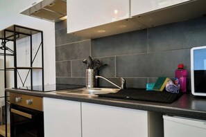 Kühlschrank, Mikrowelle, Wasserkocher mit Kaffee-/Teezubehör