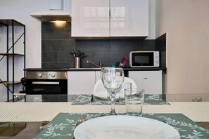 Kühlschrank, Mikrowelle, Wasserkocher mit Kaffee-/Teezubehör