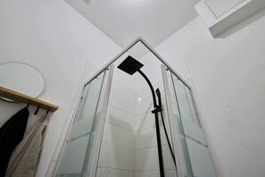 Shower - En Déplacement 5, Calme et lumineux (Tourcoing)