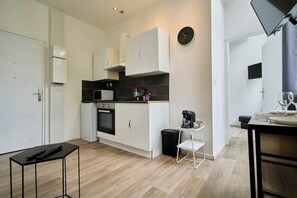 Réfrigérateur, micro-ondes, cafetière/bouilloire