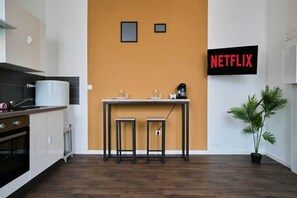 Kühlschrank, Mikrowelle, Wasserkocher mit Kaffee-/Teezubehör