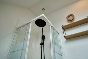 Shower - En déplacement 9, Dernier étage, wifi gratuit (Tourcoing)