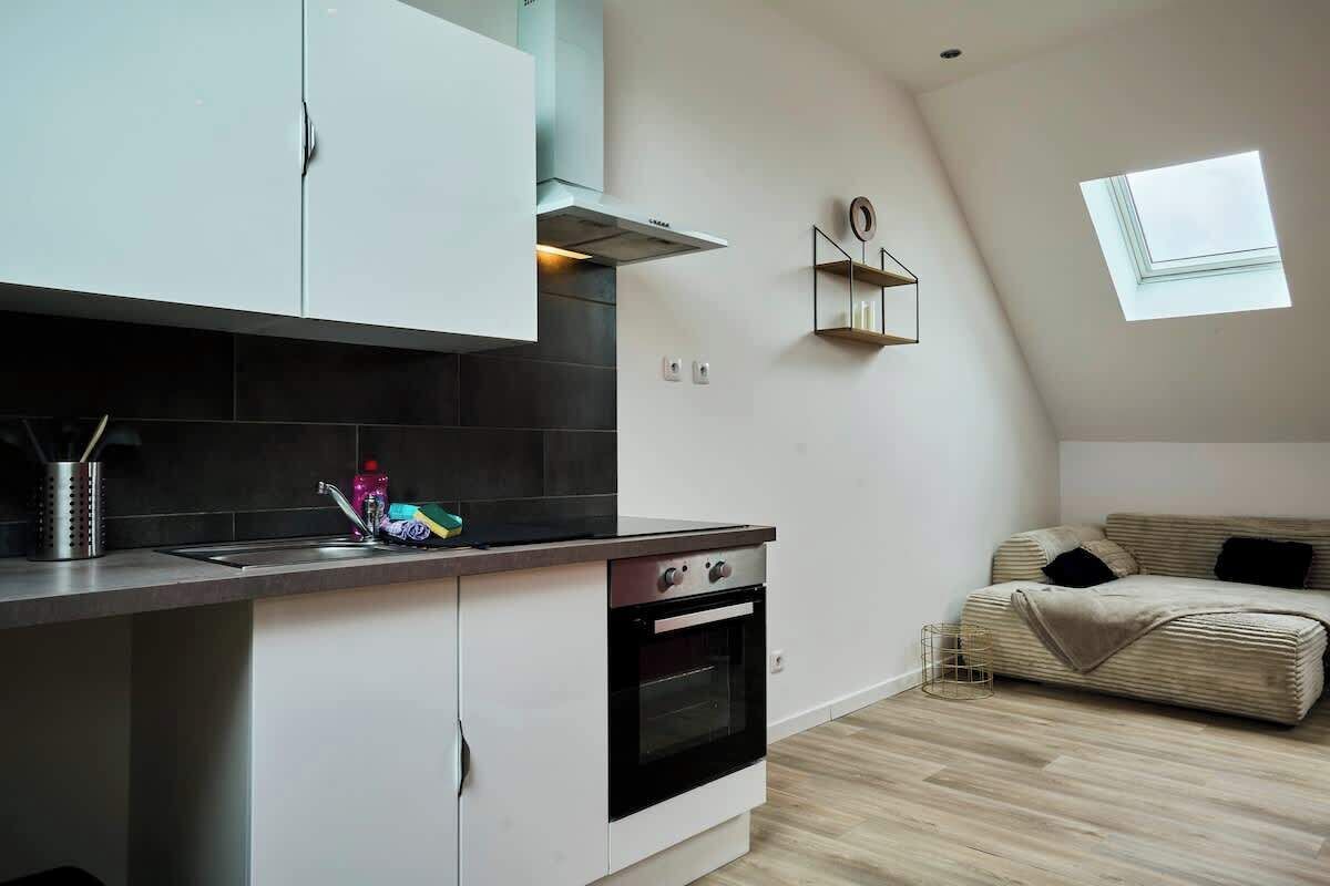 Een koelkast, een magnetron, kookgerei, borden en bestek