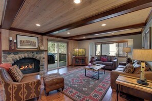 Smart TV, fireplace - Pine Tree Chalet at Base of Heavenly (South Lake Tahoe)
