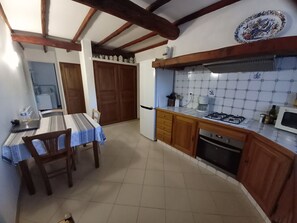 Private kitchen - T3 gîte at the gateway to the Parc du Verdon (vinon sur verdon)