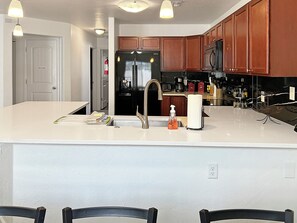 Frigorifero, microonde, forno, piano cottura