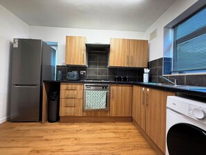 Rumah, 3 kamar tidur, patio, pemandangan kebun | Dapur pribadi | Lemari es, microwave, oven, dan kompor