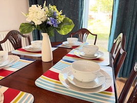 House, 3 Bedrooms, Patio, Garden View | In-room dining