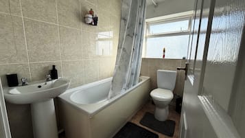 Ferienhaus, 3 Schlafzimmer, Terrasse, Gartenblick | Badezimmer | Duschwanne, kostenlose Toilettenartikel, Haartrockner, Handtücher