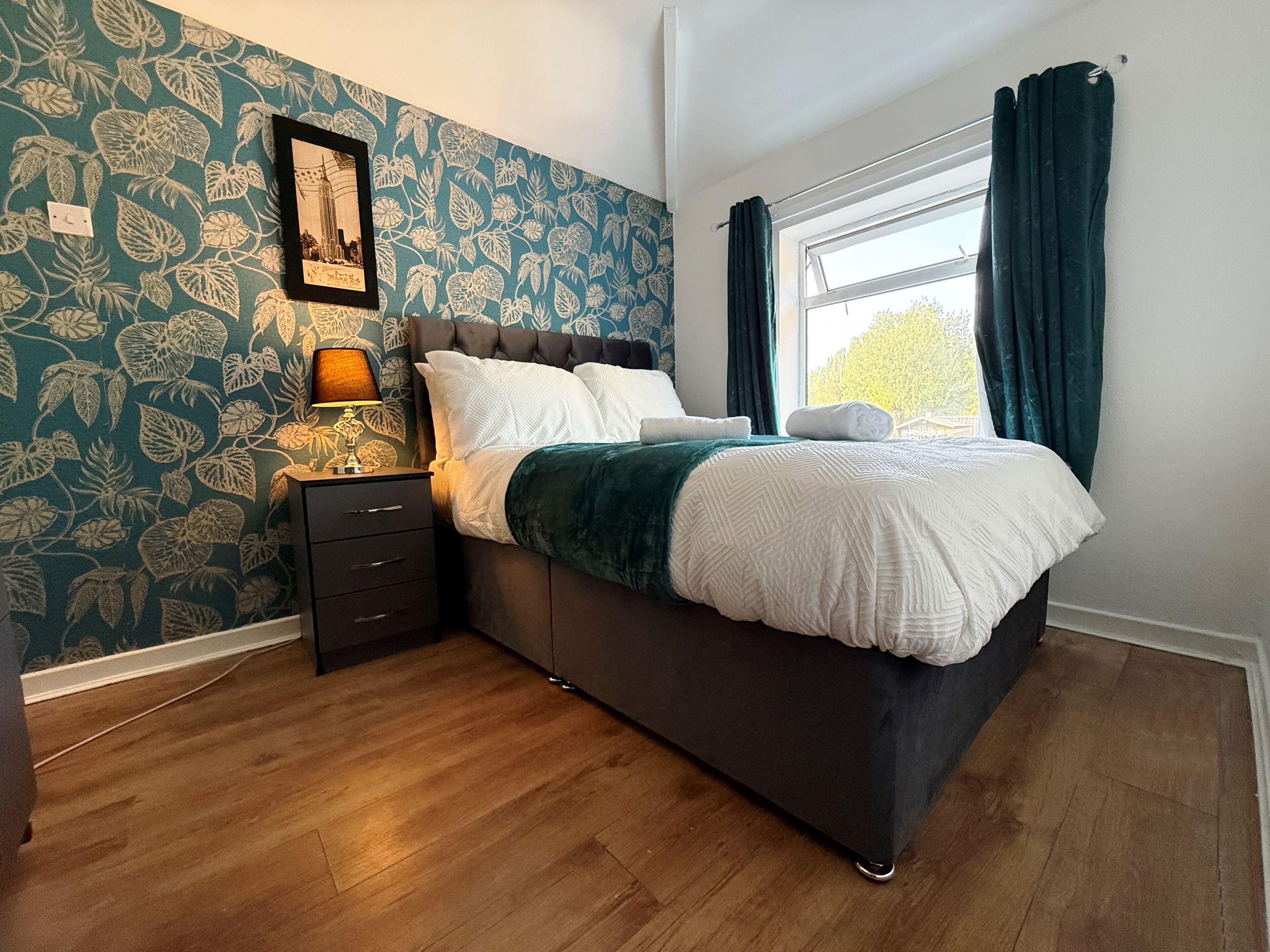 Casa, 3 dormitoris, pati, vistes al jardí | Cortines opaques, planxa i posts de planxar i wifi gratuïta 