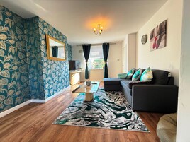 House, 3 Bedrooms, Patio, Garden View | Living area | TV