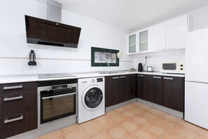 Microwave, oven, stovetop, coffee/tea maker - Home2Book Bright Villa with Pool, Corralejo (La Oliva)