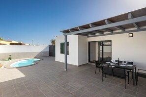 Outdoor dining - Home2Book Bright Villa with Pool, Corralejo (La Oliva)