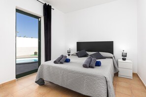 4 bedrooms, iron/ironing board, WiFi, bed sheets - Home2Book Bright Villa with Pool, Corralejo (La Oliva)