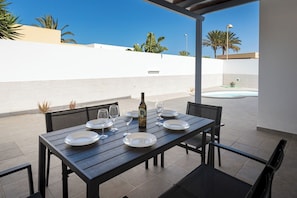 Outdoor dining - Home2Book Bright Villa with Pool, Corralejo (La Oliva)