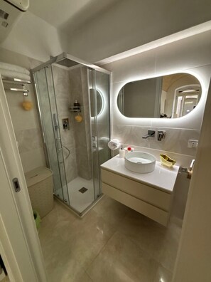 Bathroom - Cozy facility positioned on the main street Via Regina Margherita (Troia)