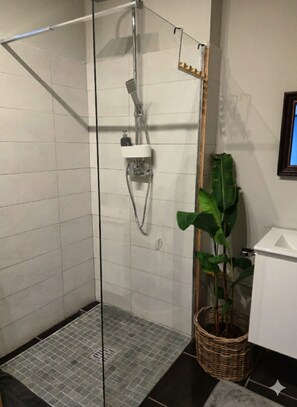 Een douche, een haardroger, handdoeken, zeep