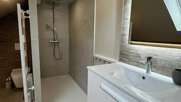Shower, hair dryer, towels, toilet paper