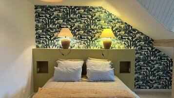 5 dormitorios, tabla de planchar con plancha, cuna de viaje