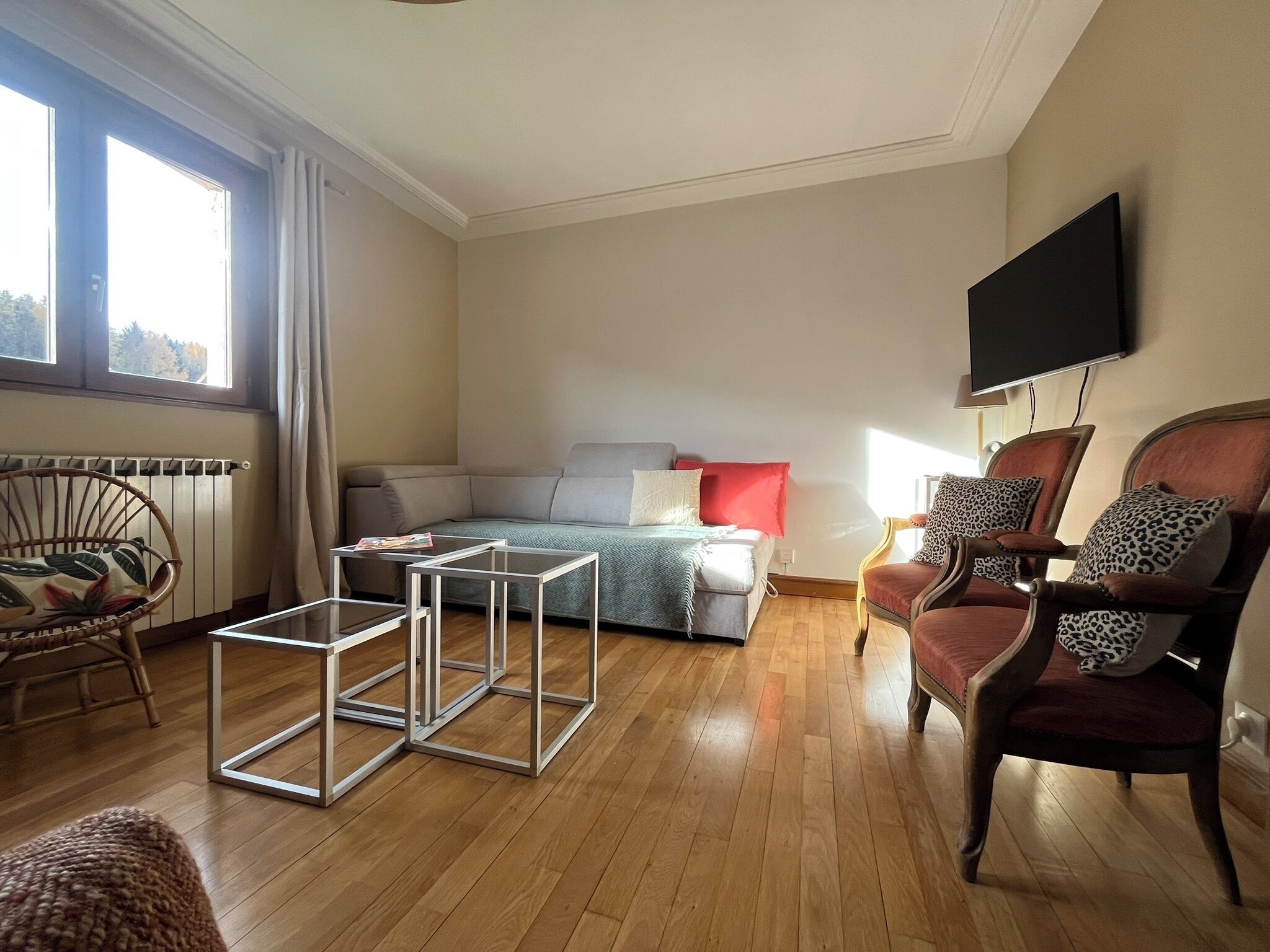 Una televisión, una chimenea, un reproductor de DVD, un futbolín