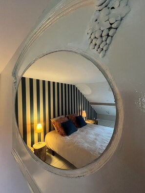 5 habitaciones, tabla de planchar con plancha y cuna de viaje