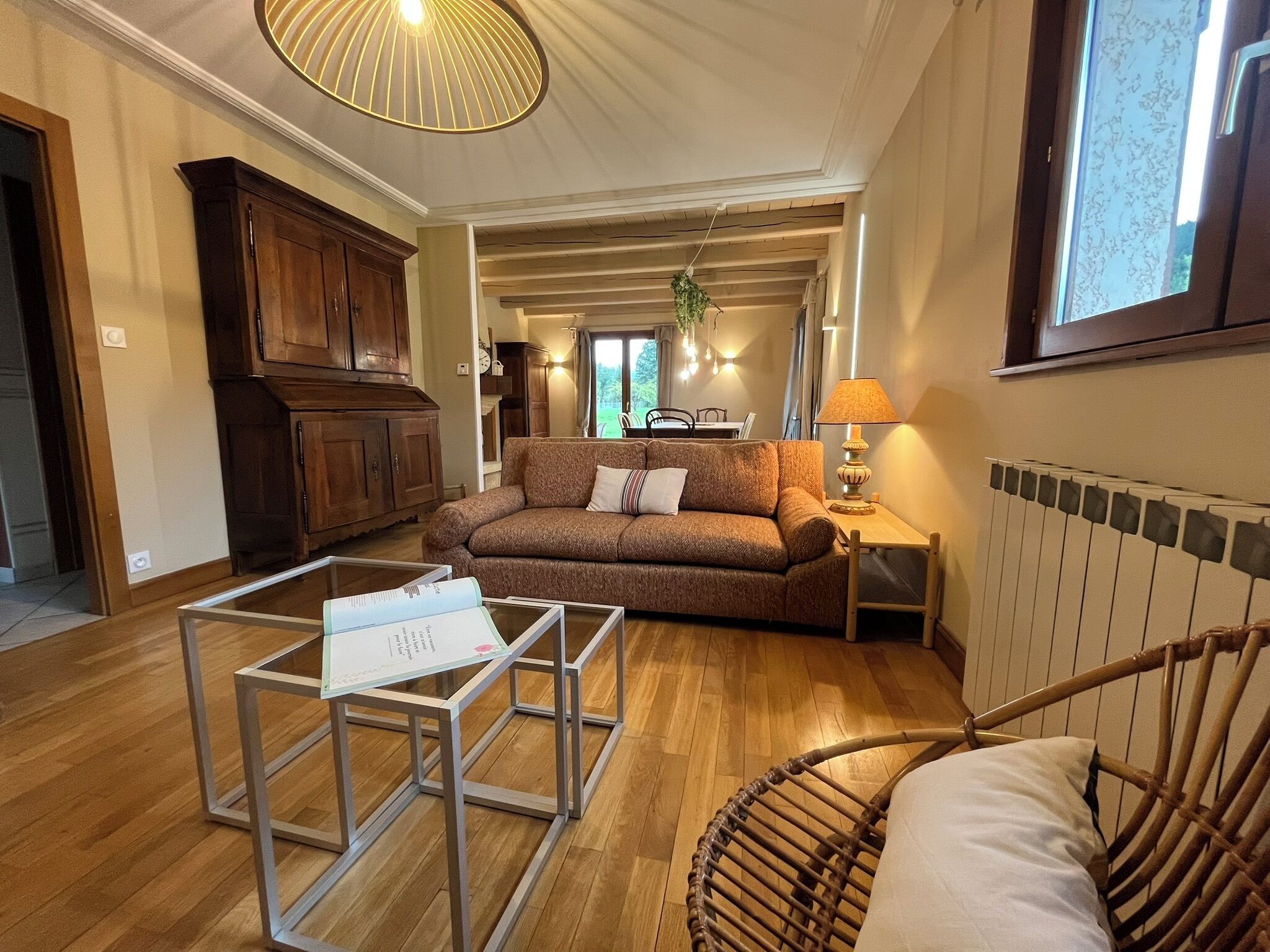 Una televisión, una chimenea, un reproductor de DVD, un futbolín