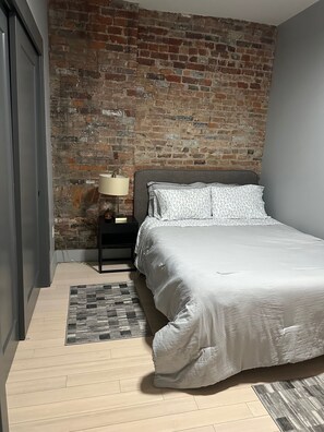 Iron/ironing board, Internet, bed sheets - Cozy 1-bedroom apartment in brilliant Cincinnati with AC (Cincinnati)