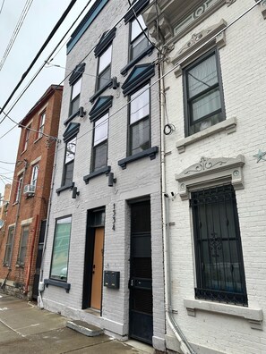 Exterior - Cozy 1-bedroom apartment in brilliant Cincinnati with AC (Cincinnati)
