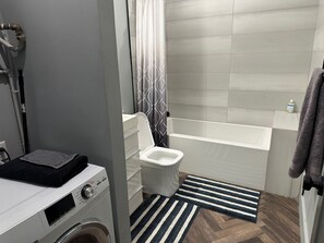 Hair dryer, towels, soap, toilet paper - Cozy 1-bedroom apartment in brilliant Cincinnati with AC (Cincinnati)