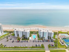 Ein Hotel direkt am Strand mit Swimmingpool, Parkplatz und Zugang zum Strand.